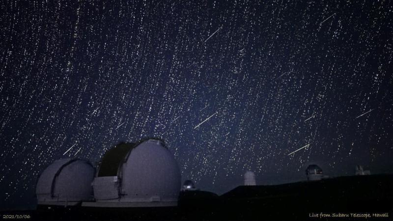 2021年10月6日に出現したさいだん座流星群の合成写真（出典：国立天文台、朝日新聞社）