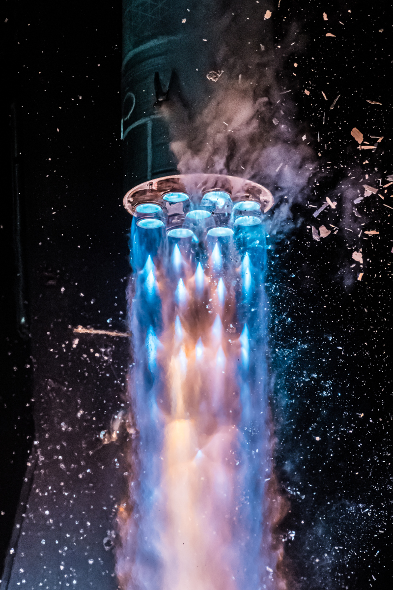 メタン燃焼の青いロケット噴射（出典：Relativity）