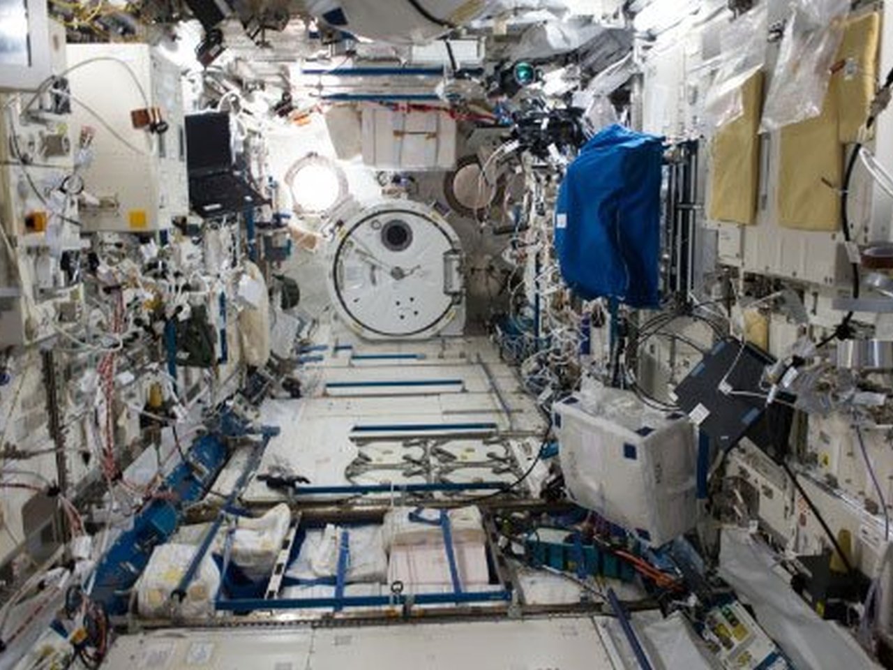 JAXA、ISS「きぼう」をCM撮影に有償提供--浮遊する商品を宇宙飛行士が撮影