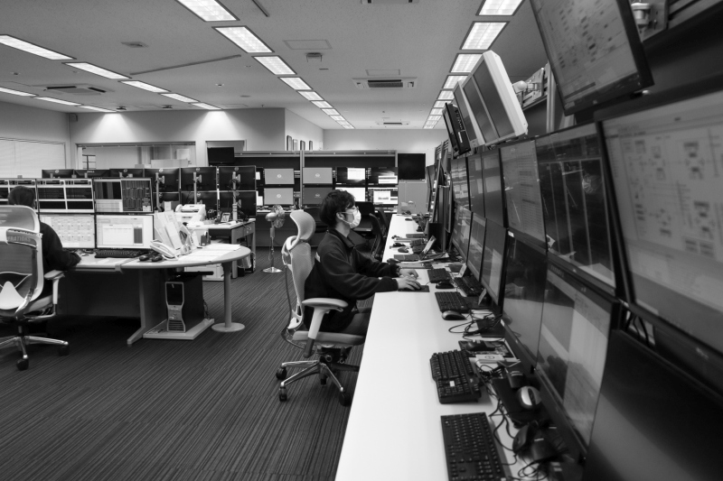 スカパーJSAT横浜衛星管制センター内の管制室（出典：QPS研究所）