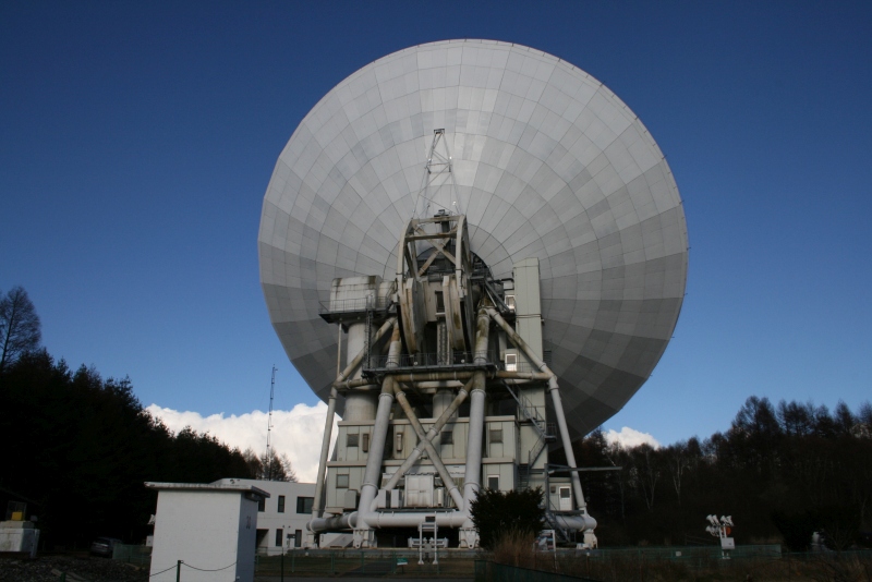 野辺山の45m電波望遠鏡（出典：国立天文台）