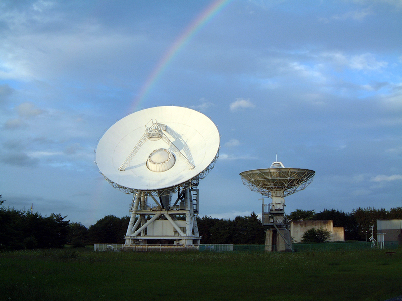 水沢VLBI観測所の電波望遠鏡（出典：国立天文台）