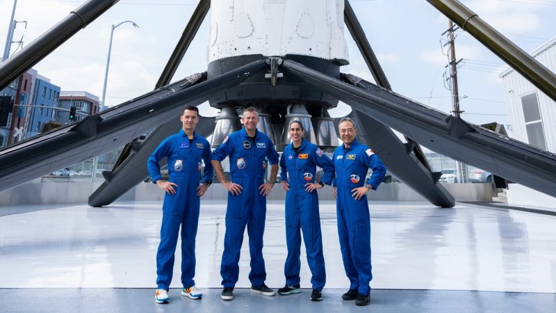 Falcon 9の前に立つ4人の宇宙飛行士（出典：ESA）