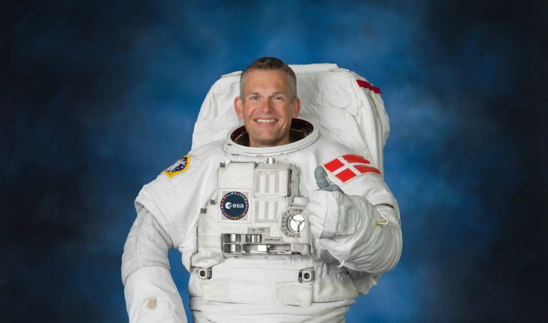 VRセラピーシステムを使用する宇宙飛行士のMogensen氏（出典：HTC NIPPON）