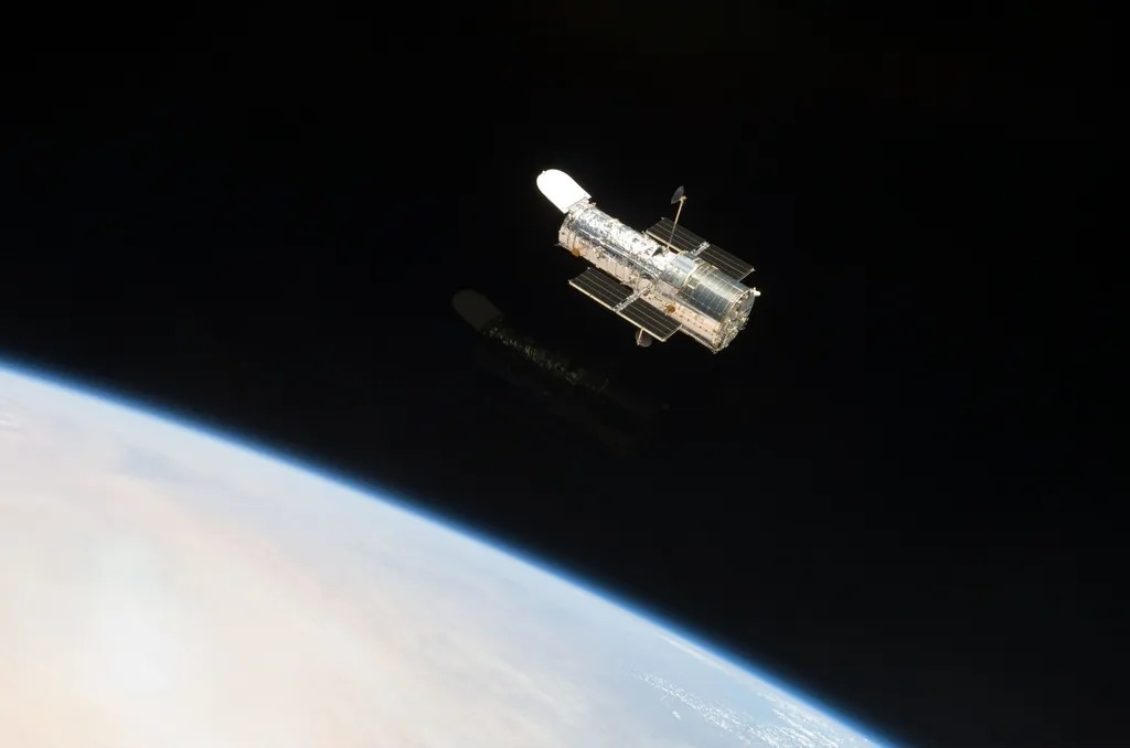 スペースシャトルから撮影されたHubble宇宙望遠鏡（出典：NASA）