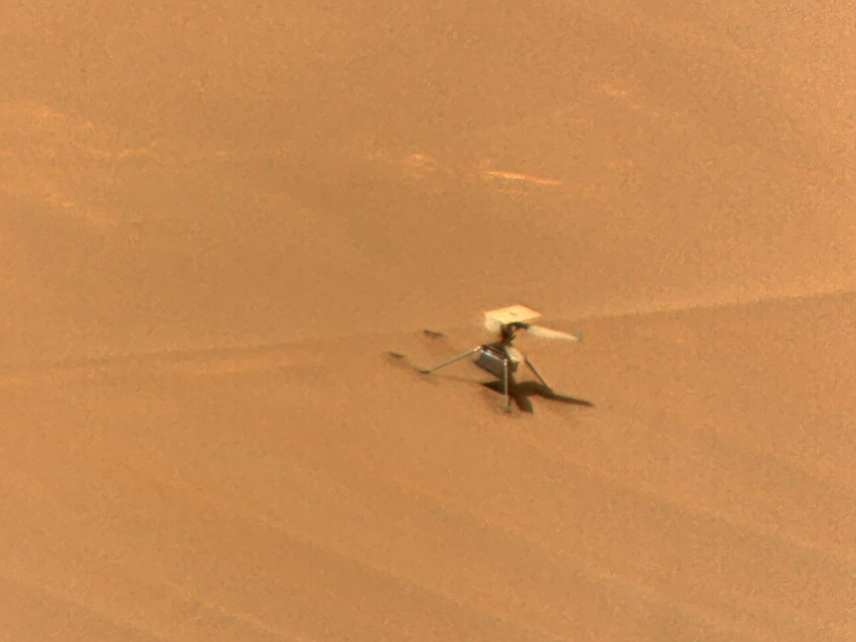 最終飛行から約5週間後の2月24日にPerseveranceが撮影したIngenuity。砂紋の頂点付近に立っている（出典：NASA / JPL-Caltech / LANL / CNES / CNRS）