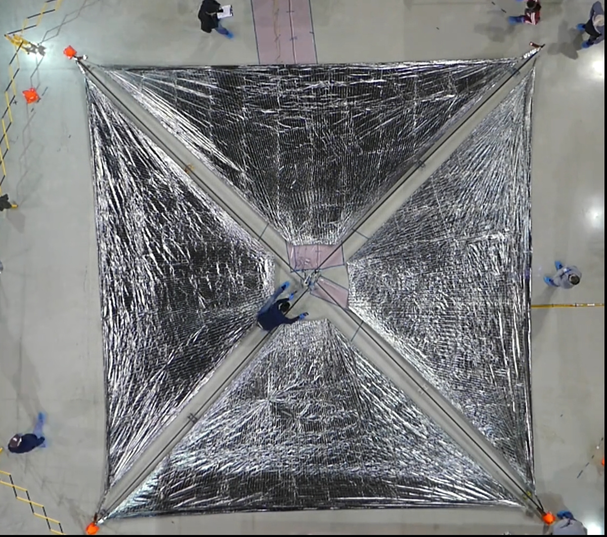 NASAラングレー研究所のエンジニアが、ACS3のソーラーセイルの展開をテストしている。展開されたソーラーセイルは一辺が約9m。太陽輻射圧は小さいため、効率よく推力を発生させるためにはソーラーセイルは大きくなければならない（出典：NASA）