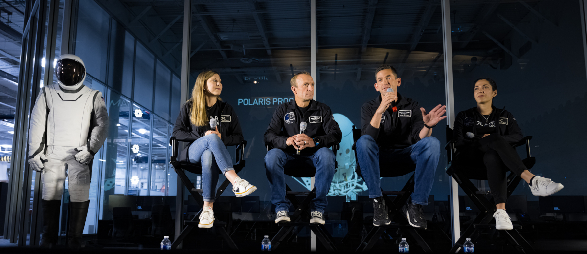 Polaris Dawnに搭乗する4人。（左から）ペイロードスペシャリスト（搭乗科学技術者）でメディカルオフィサー（医療担当）のAnna Menon氏、パイロット（操縦士）のScott Poteet氏、船長のIsaacman氏、搭乗科学技術者のSarah Gillis氏（出典：SpaceX）
