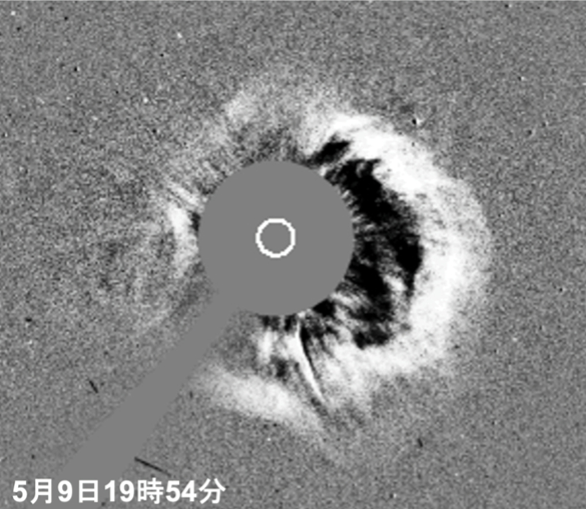 太陽探査機「SOlar and Heliospheric Observatory（SOHO）」で観測されたCMEの様子。中心部の白丸が太陽（提供：NICT）