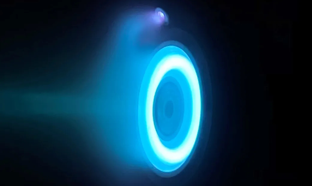 探査機に搭載されているものと同じイオンスラスタ。青く光っているのがキセノンのイオン（出典：NASA / JPL-Caltech）