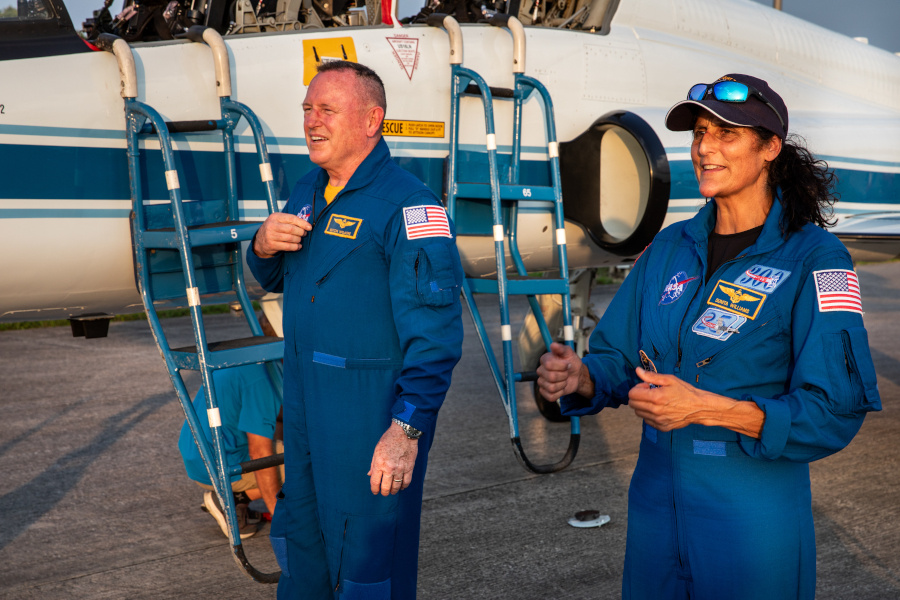 （左から）StarlinerのCFTに搭乗する宇宙飛行士のWilmore氏とWilliams氏（出典：NASA / Cory S. Huston）