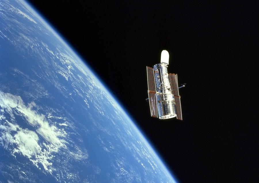 1999年12月に3回目の整備ミッションを終えてスペースシャトル「ディスカバリー号」から宇宙に放出されたハッブル宇宙望遠鏡（出典：NASA）
