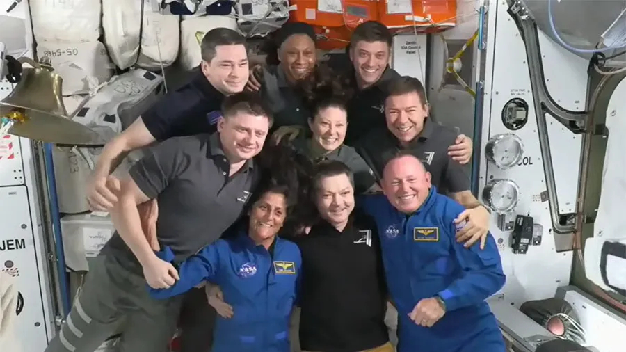 ISS第71次長期滞在クルー7人と青いシャツを着たStarlinerのCFTメンバー2人。（前列左から）Williams氏、Oleg Kononenko氏、Wilmore氏。（2列目左から）Alexander Grebenkin氏、Tracy Dyson氏、Mike Barratt氏。（後列左から）Nikolai Chub氏、Jeanette Epps氏、Matthew Dominick氏（出典：NASA TV）