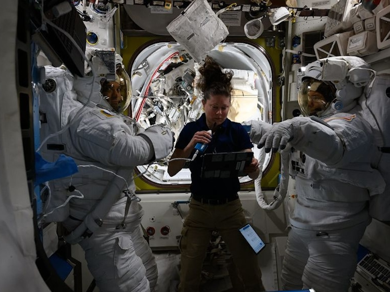 宇宙飛行士が国際宇宙ステーションで減圧症？--訓練音声が誤って流れ、地上で騒動