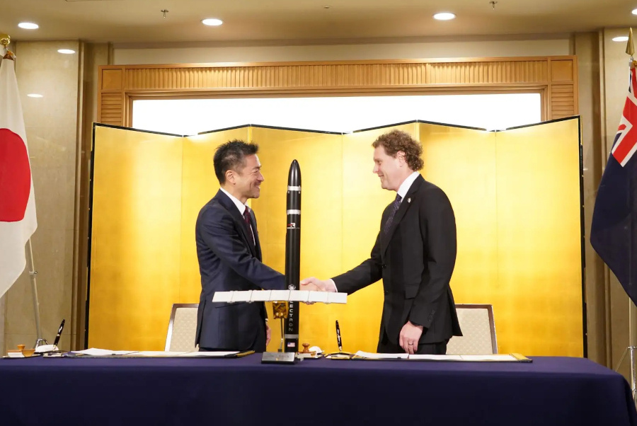 （左から）Synspective代表取締役 最高経営責任者（CEO）新井元行氏、Rocket Lab CEO Peter Beck氏（出典：Synspective）