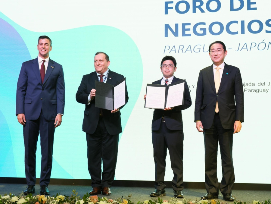 （左から）Santiago Peñaパラグアイ大統領、Osvaldo Almirón Riverosパラグアイ宇宙庁（AEP）長官、福代孝良アークエッジ代表取締役、岸田文雄首相。5月4日開催のパラグアイ・日本ビジネスフォーラムで覚書締結を発表した（出典：アークエッジ）