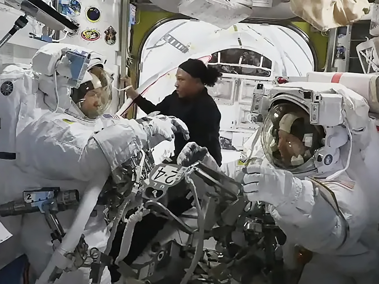 NASA、国際宇宙ステーションの船外活動を中止--宇宙服から冷却剤漏れる