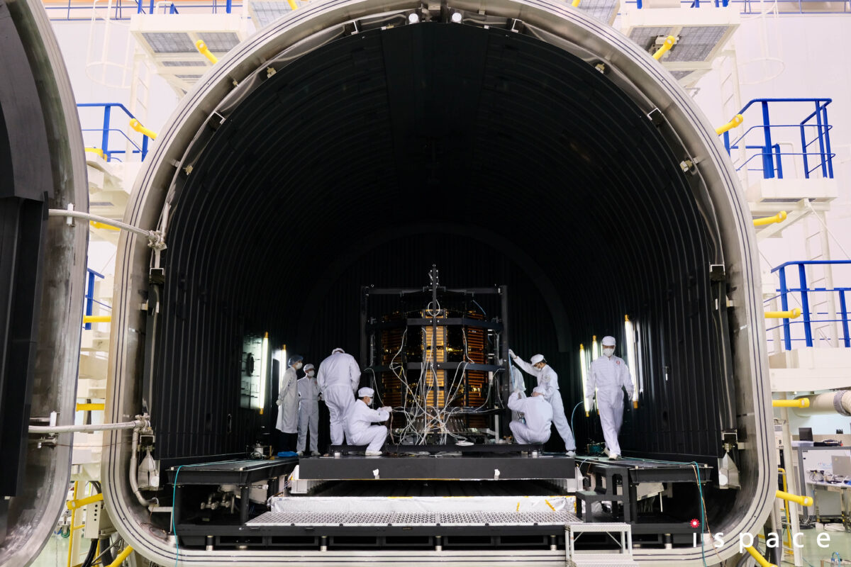 筑波宇宙センターでispaceのエンジニアがRESILIENCEを大型チャンバーに移動させている（出典：ispace）