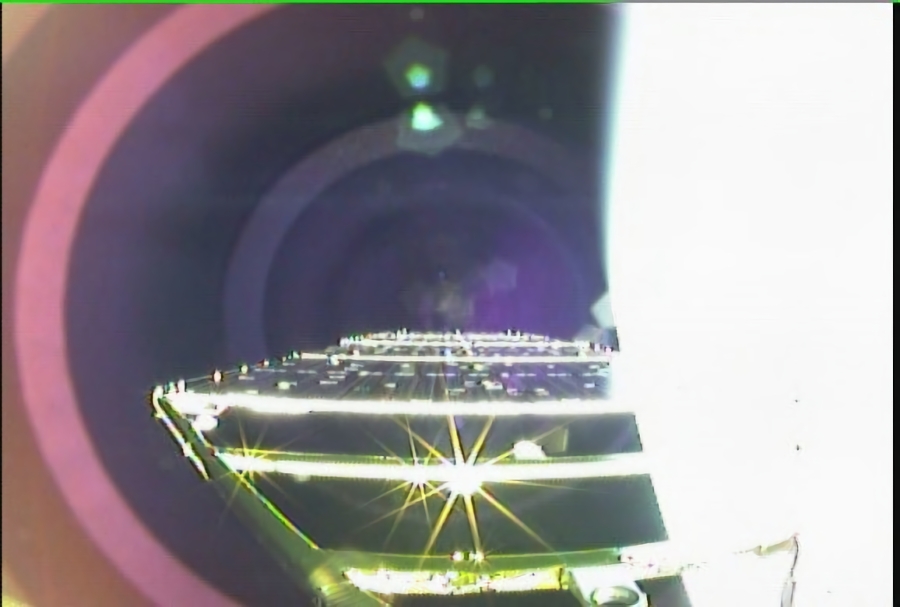 モニターカメラで撮影した太陽電池パネル2（－Y面）。2枚の画像は試験電波で取得したもの（出典：JAXA）