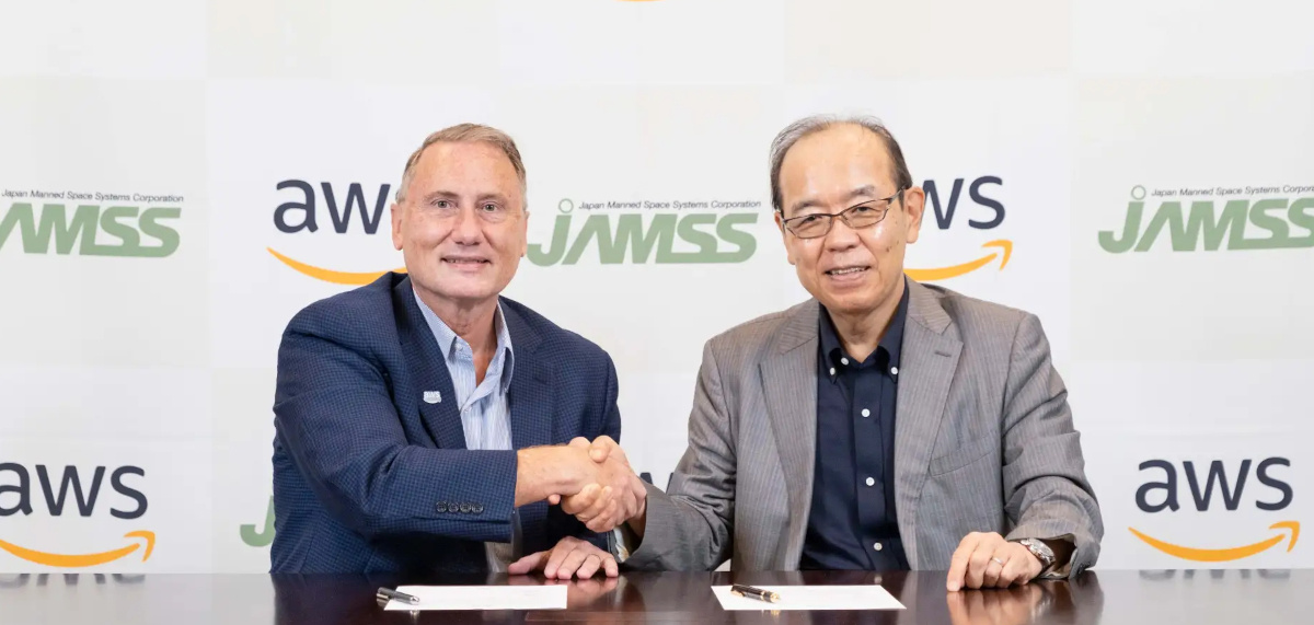 （左から）AWS 航空宇宙衛星部門ディレクター Clint Crosier氏、JAMSS 常務取締役 中村太一氏（出典：JAMSS）