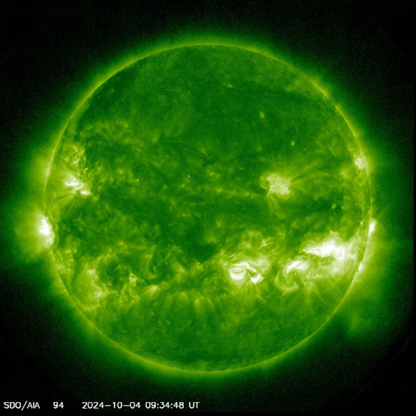 世界標準時10月4日午前9時34分時点の太陽表面（出典：宇宙天気予報）