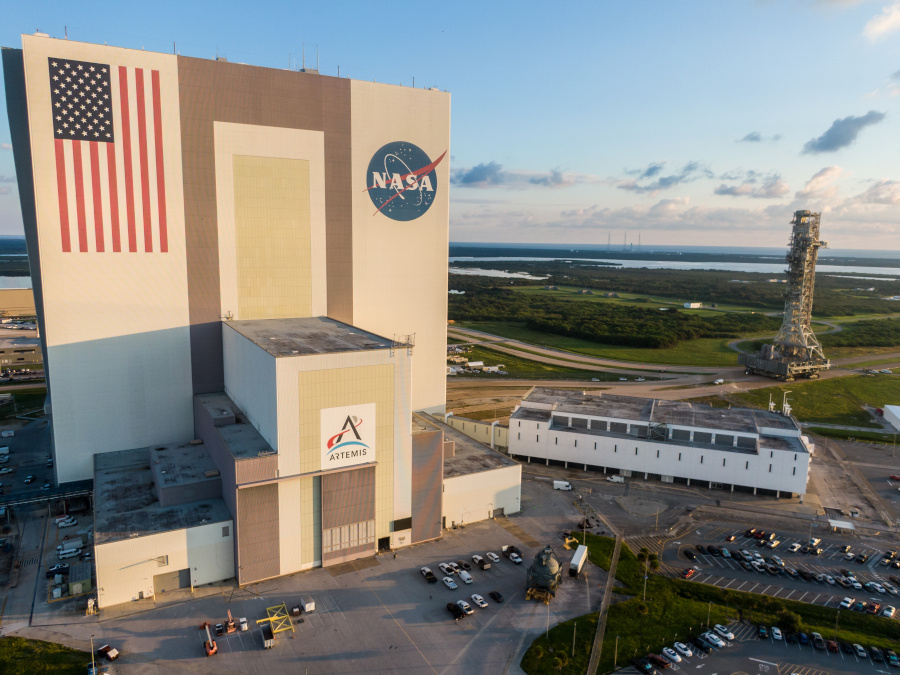 米フロリダ州のケネディ宇宙センターで発射台39Bからロケット組立棟（VAB）に進入するクローラーの上にある移動式発射台「Mobile Launcher 1」（ML1）を10月3日に撮影。Artemis IIとArtemis IIIの打ち上げにML1が使用される。ML1を改修した「Mobile Launcher 2」（ML2）は「Artemis IV」以降に使用される予定（出典：NASA / Jamie Peer）