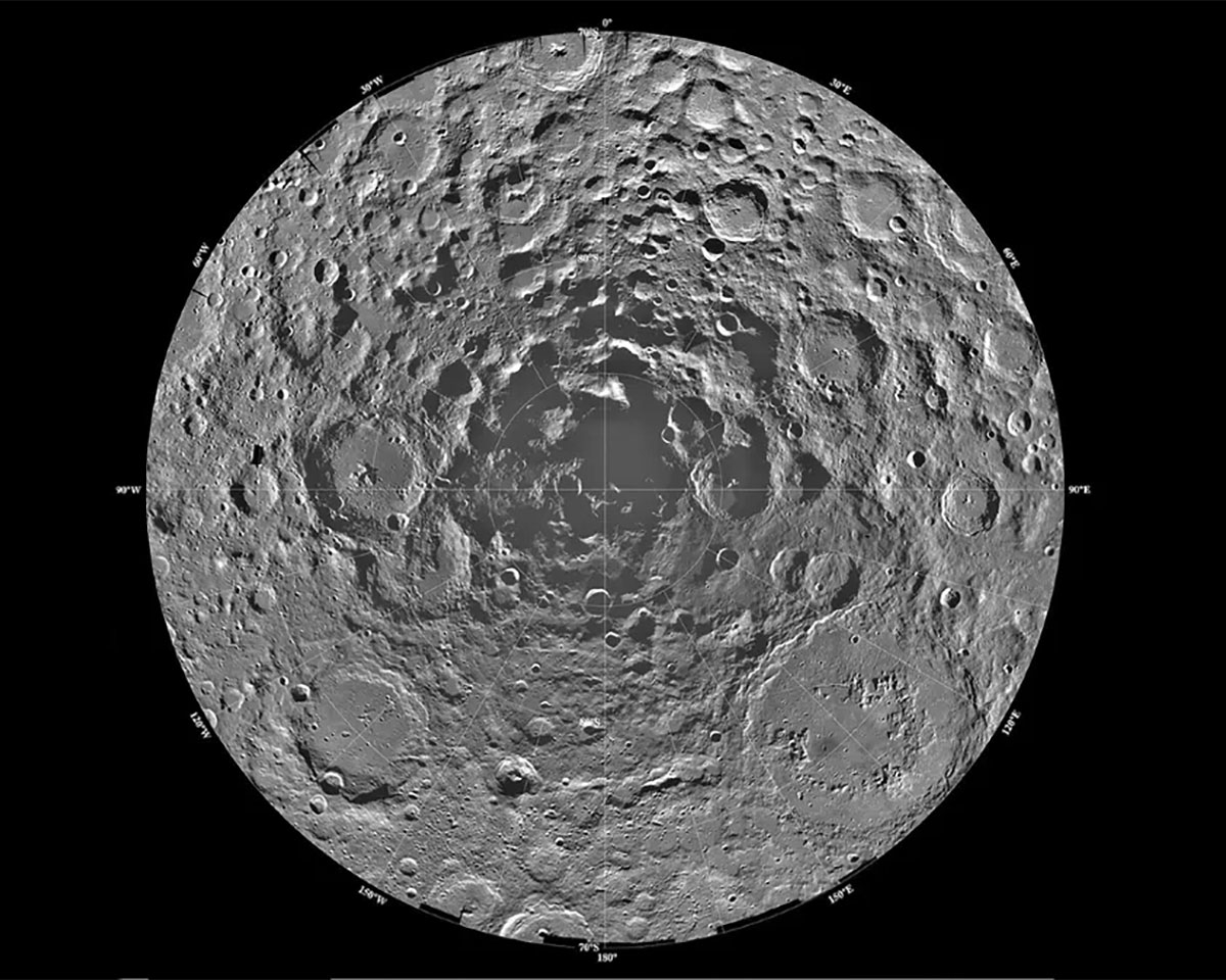 探査機「Clementine」で撮影された月の南極（出典：NASA / JPL / USGS）