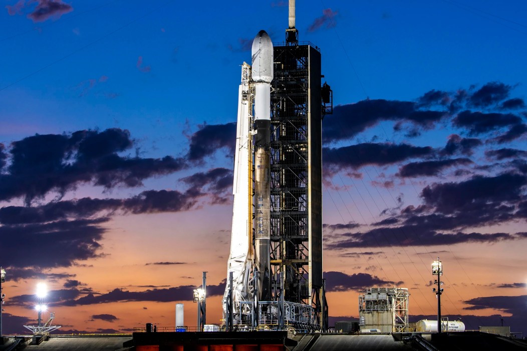 打ち上げを待つFalcon 9ロケット（出典：SpaceX）