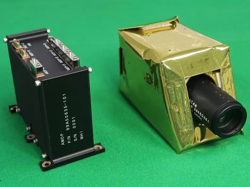AIRISを構成する（左から）データ処理装置、地球観測カメラ（出典：三菱重工）