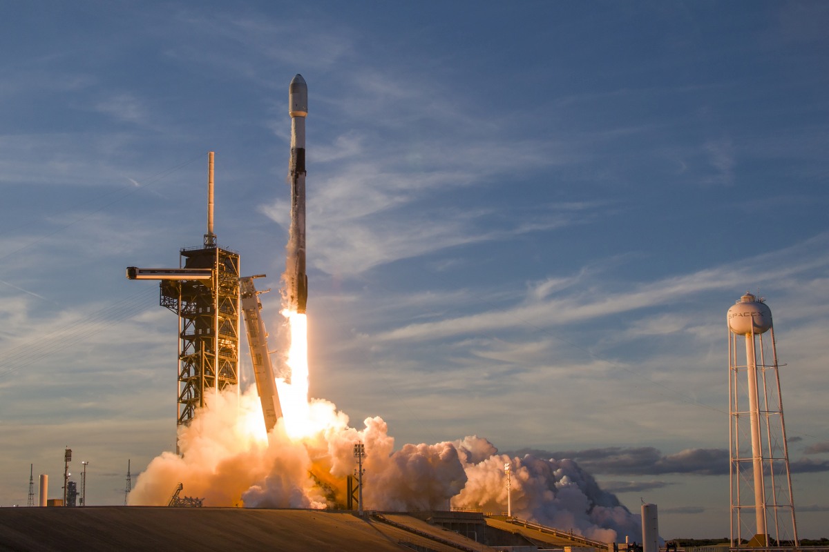 Falcon 9ロケットで打ち上げ（出典：SpaceX）