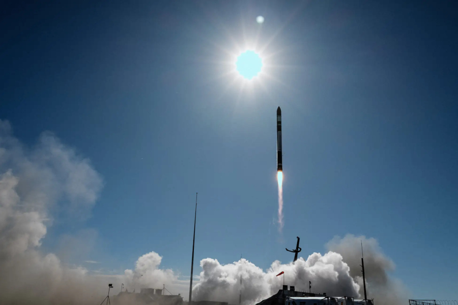 QPS-SAR5号機を打ち上げるElectron（出典：Rocket Lab）