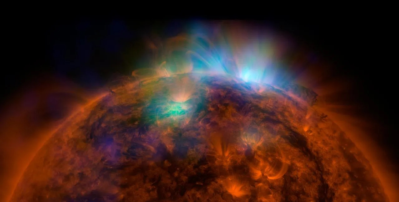 太陽観測衛星「Solar Dynamics Observatory」が撮影した写真にX線宇宙望遠鏡「NuSTAR」が撮影した写真を重ねたもの。太陽からX線が流れていることが分かる。視野は太陽の西縁をカバーしている（出典：NASA / JPL-Caltech / GSFC）