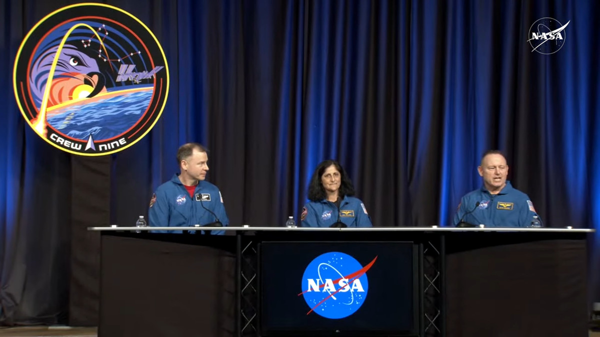 記者会見に登壇した、Crew-9ミッションで地球に帰還した3人の宇宙飛行士。(左から)Nick Hague氏、Suni Williams氏、Butch Wilmore氏(出典:NASA / YouTube)