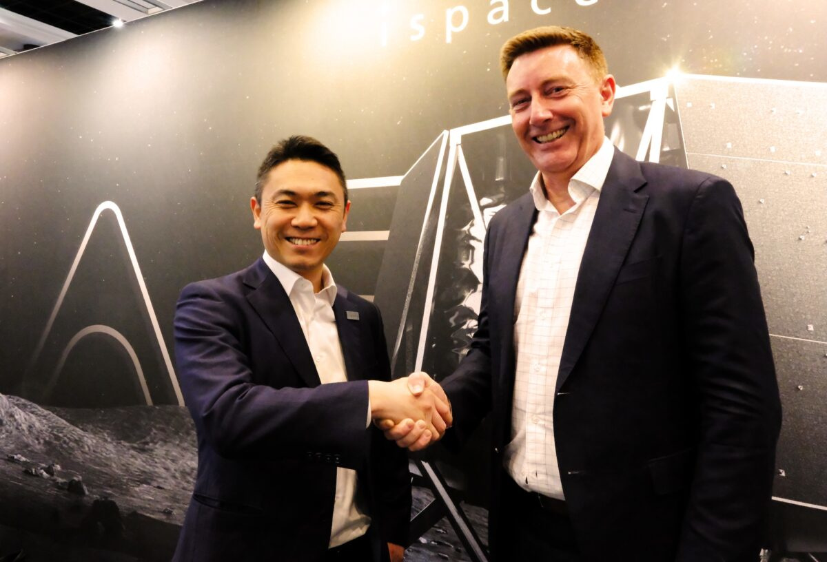 （左から）ispace 取締役 最高財務責任者（CFO） 事業統括エグゼクティブ 野﨑順平氏、entX マネージングディレクター Bryn Jones氏（出典：ispace）
