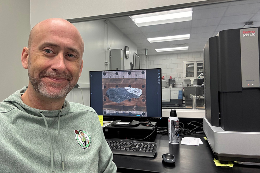 嫦娥5号が持ち帰った月のサンプルを分析するTimothy Glotch氏(出典:ニューヨーク州立大学ストーニーブルック校)