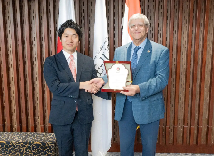(左から)スペースデータ 安全保障事業本部長兼政策戦略本部長 薮下成仁氏、E-JUST学長 Amr Adly氏(出典:スペースデータ)