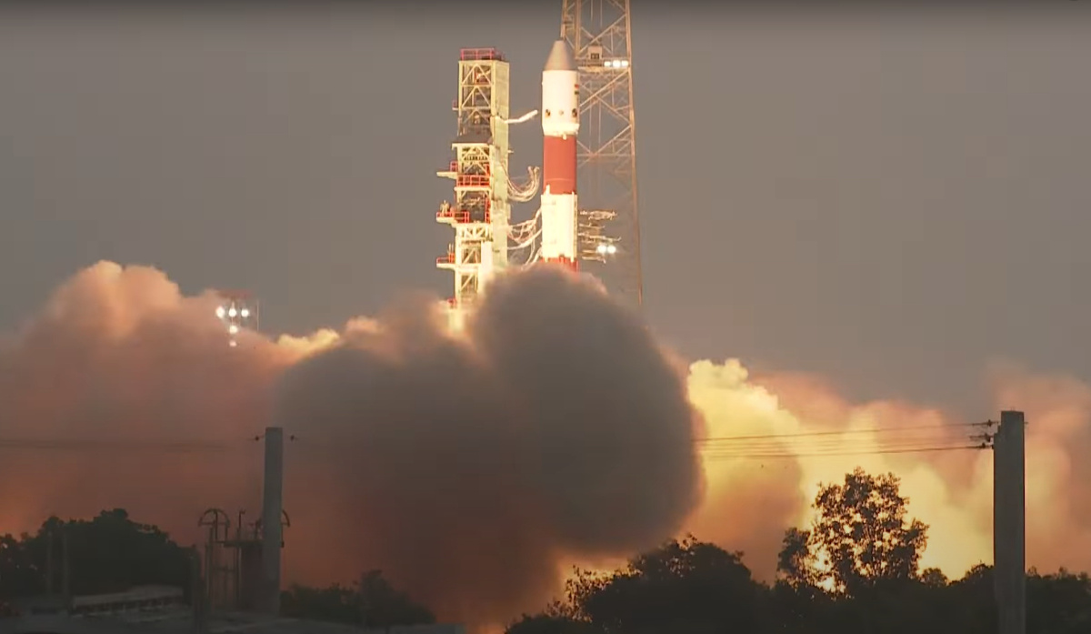 今回のPSLVは固体燃料ブースター6本を備える「XL」仕様(出典:ISRO / YouTube)