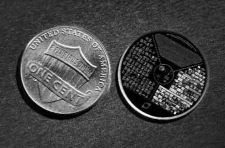 Memory Disc V3とディスクに刻まれた情報の画像(出典:Barrelhand)