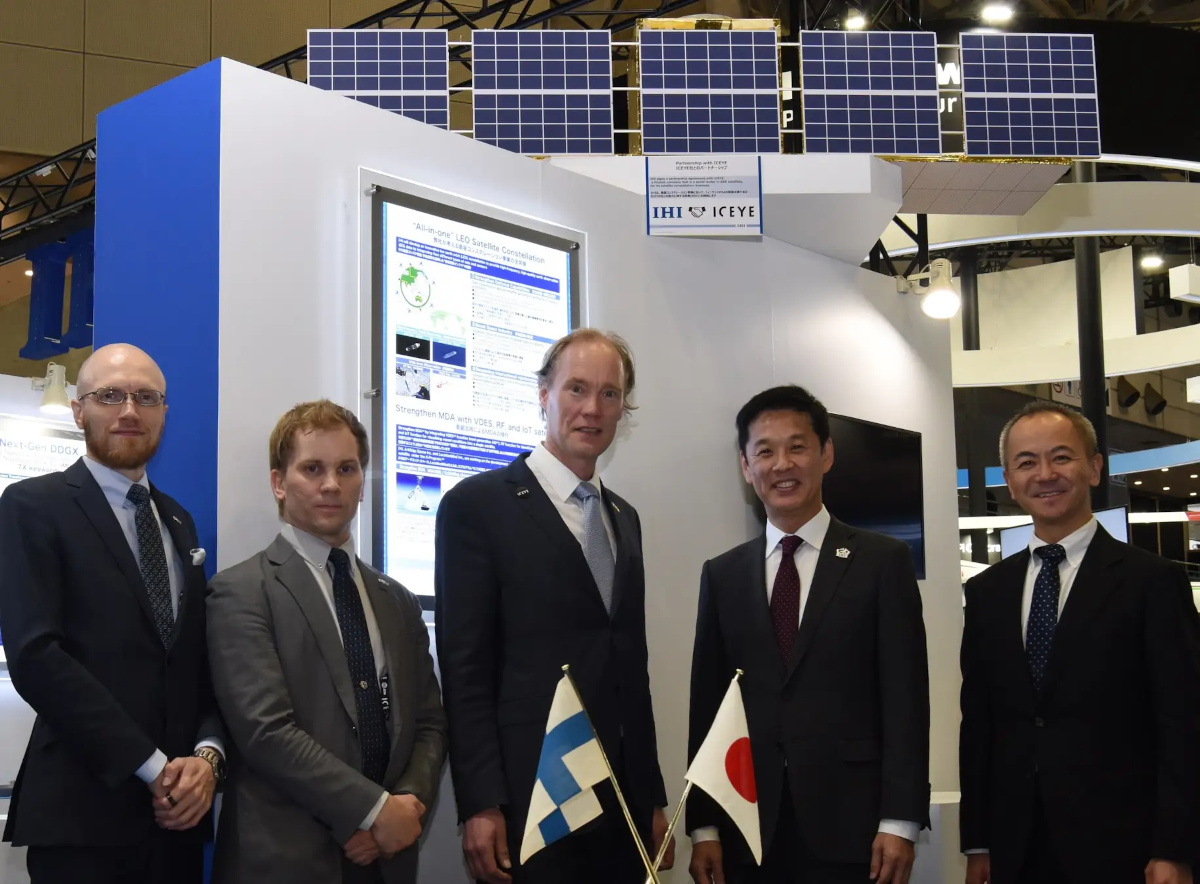 (左から)在日フィンランド商工会議所 専務理事 Antti Kunnas(アンティ・クンナス)氏、フィンランド大使館 武官補佐 Tuukka Mäki-Lohiluoma(トゥーッカ・マキ=ロヒルオマ)氏、ICEYE 衛星販売部門担当シニアバイスプレジデント Otso Ojanen(オツォ・オヤネン)氏、IHI 常務執行役員 航空・宇宙・防衛事業領域長 佐藤篤氏、防衛装備庁 装備政策部 国際装備課 防衛装備移転戦略官 遠藤敦志氏