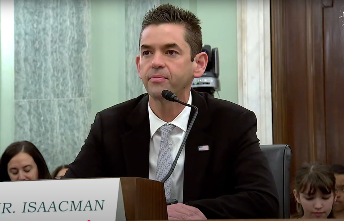 承認公聴会で上院議員からの質問に答えるIsaacman氏(出典:NASA / YouTube)