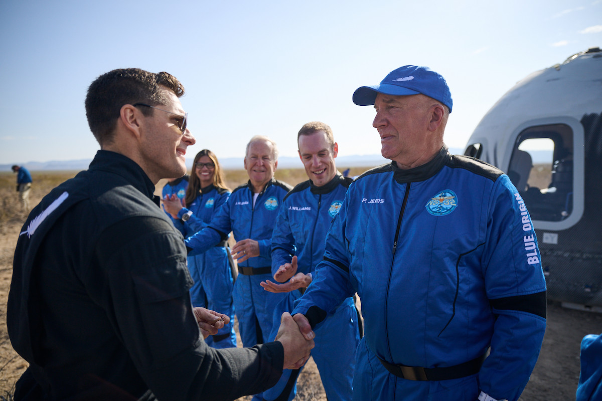着陸後に飛行士ピンを贈られるPaul Jeris氏（右、出典：Blue Origin）