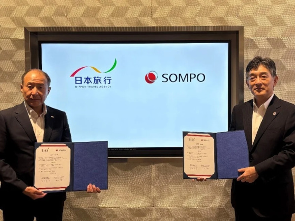 (左から)日本旅行 代表取締役常務取締役 吉田圭吾氏と損保ジャパン 航空宇宙旅行産業部長 平川純氏(出典:SOMPOホールディングス)