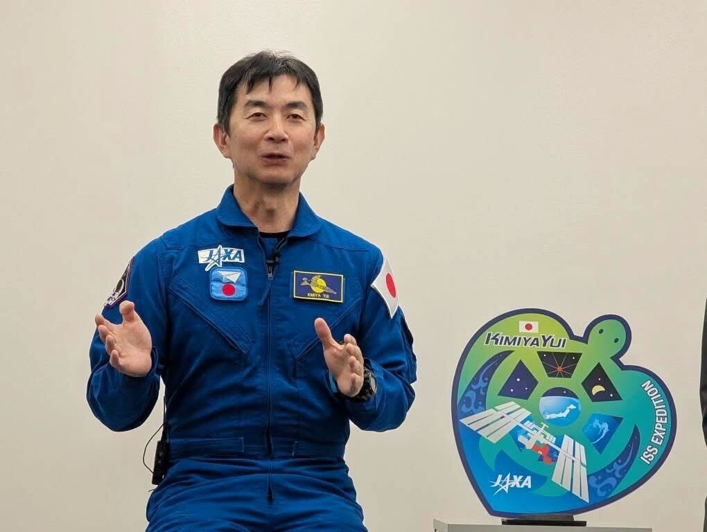 今回の長期滞在ミッションロゴマークは油井氏の名前にちなんでカメをモチーフにしている。コツコツと目標に向けて努力を積み重ねてきた油井氏の性格を表しているという。甲羅の部分はISSに設置されている観測施設の「キューポラ」に見立てている