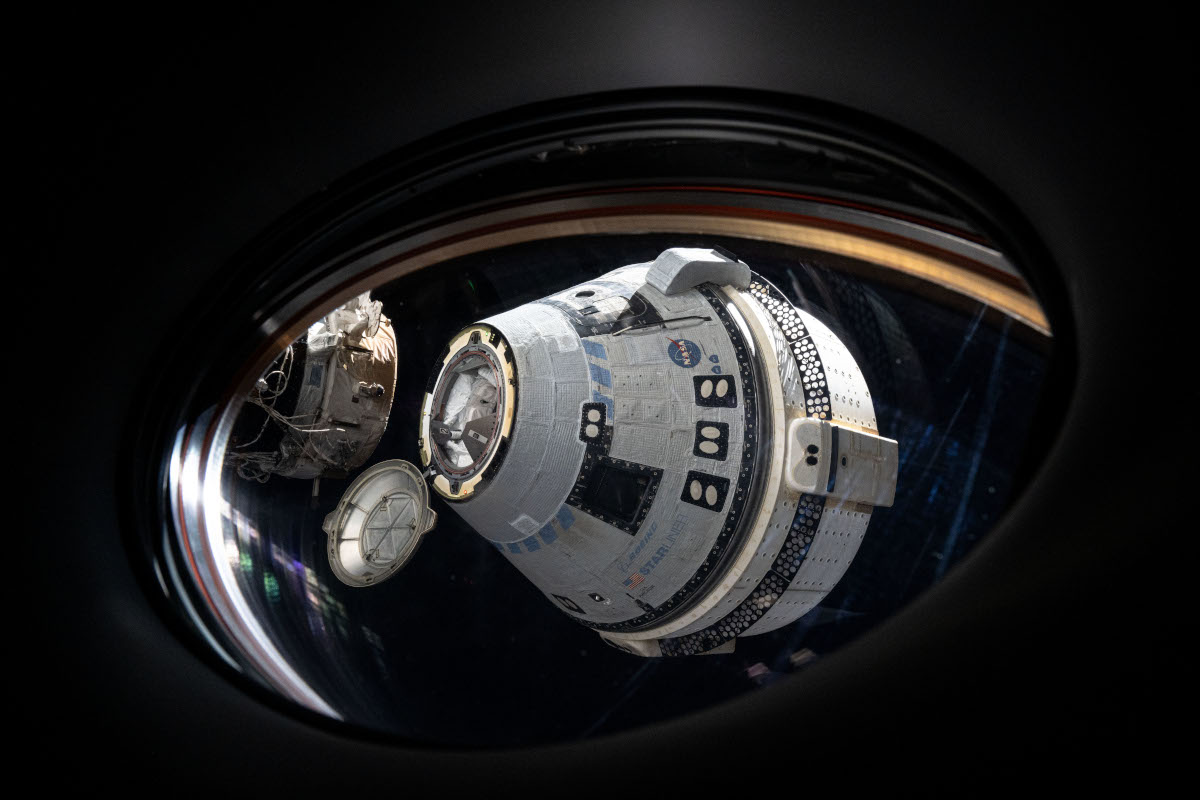 2024年9月にISSのモジュール「Harmony」の前方ポートからドッキングを解除されたStarliner。Crew Dragon「Endeavor号」から撮影(出典:NASA)