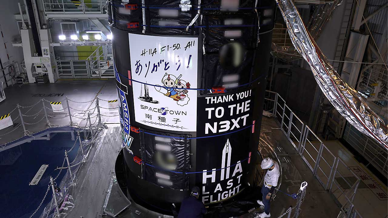 寄せられた応援メッセージを印字したデカールを段間部に貼り付けた(出典:JAXA)