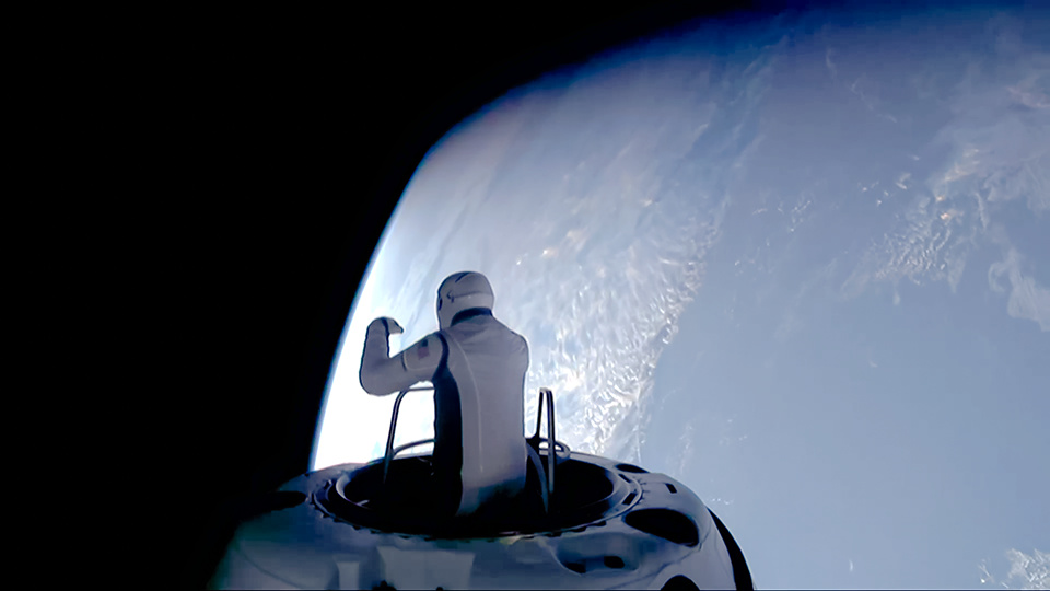 Polaris DawnでスタンドアップEVAに挑むIsaacman氏(出典:SpaceX)