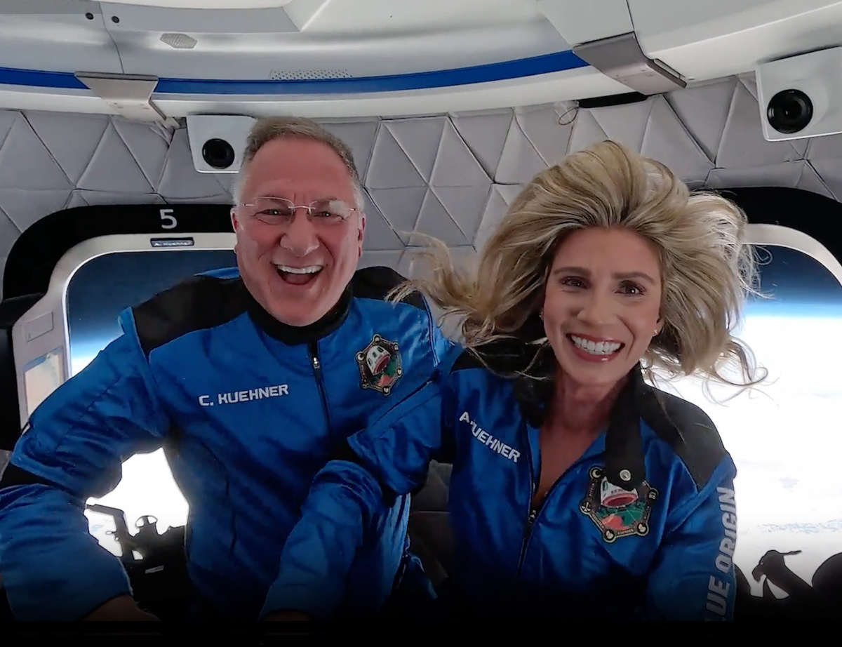 無重力状態の(左から)Carl Kuehner氏とAllie Kuehner氏(出典:Blue Origin)