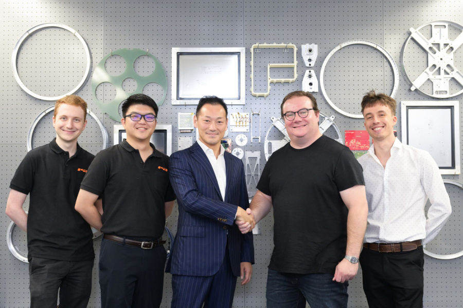 (左から3人目と4人目)インターステラ 取締役 最高執行責任者(COO) 熱田圭史氏、ATMOS 事業開発ディレクター Guillaume Dieppedalle氏(出典:インターステラ)