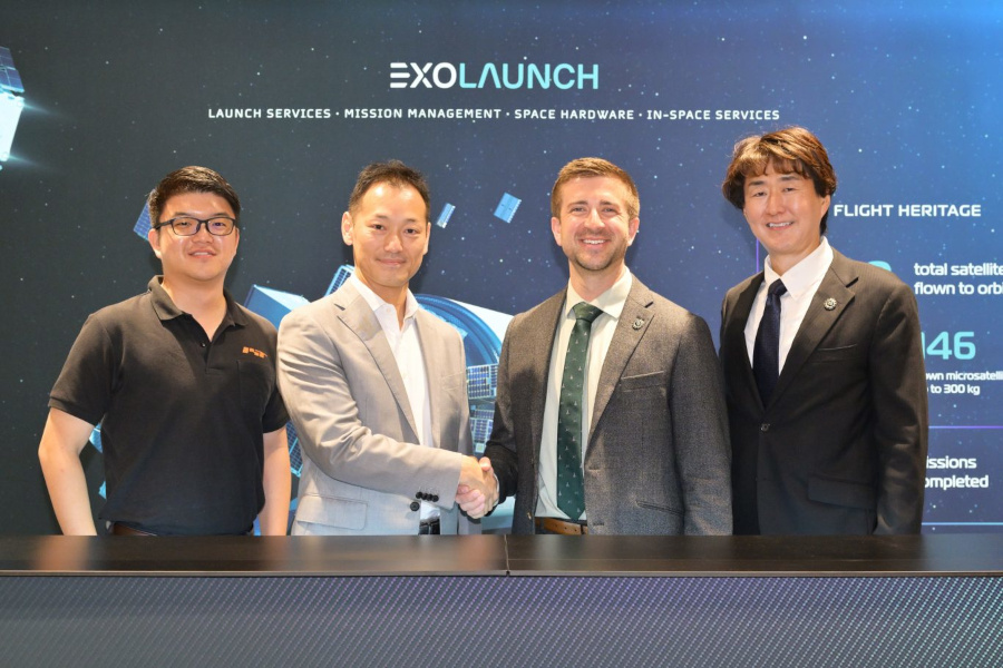 (左から2人目と3人目)インターステラ 取締役 最高執行責任者(COO) 熱田圭史氏、Exolaunch グローバル事業開発担当バイスプレジデント Kier Fortier氏(出典:インターステラ)