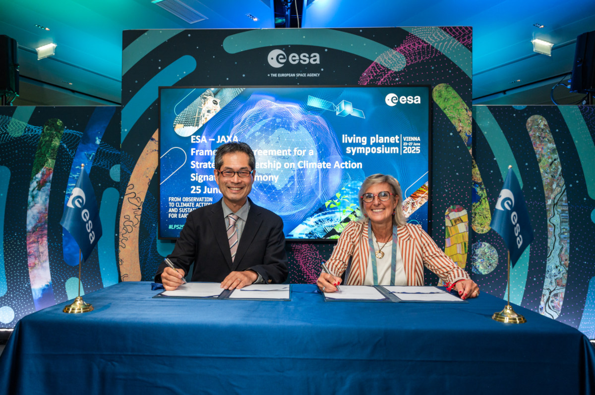 (左から)JAXA 第一宇宙技術部門 地球観測統括・衛星利用運用センター長 前島裕則氏、ESA 地球観測プログラム・ディレクター Simonetta Cheli氏(出典:ESA)